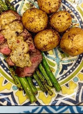 Lamb medallions with roasted potatoes and asparagus