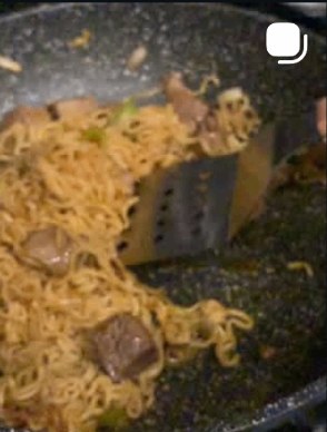 Stir-fried instant noodles with seared beef and scallions